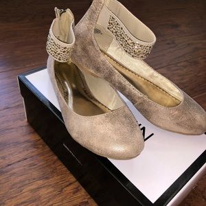 Girls sz 1.5 Gold Metallic Flats
